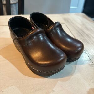 Girls Brown Sanita Clogs. Pictures are part of item discription.